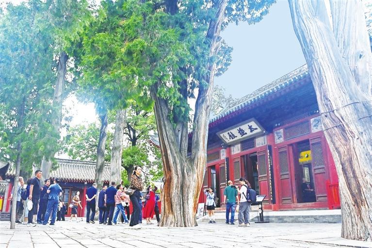 游人在伏羲庙参观、了解伏羲文化