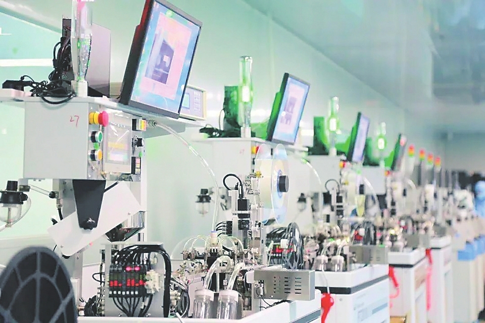 晋城经开区光机电产业发展势头强劲。图为山西英特丽有限公司的生产线。