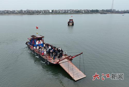 2月25日，丰城市同田乡龙雾洲，两艘渡船交替往返于赣江两岸。