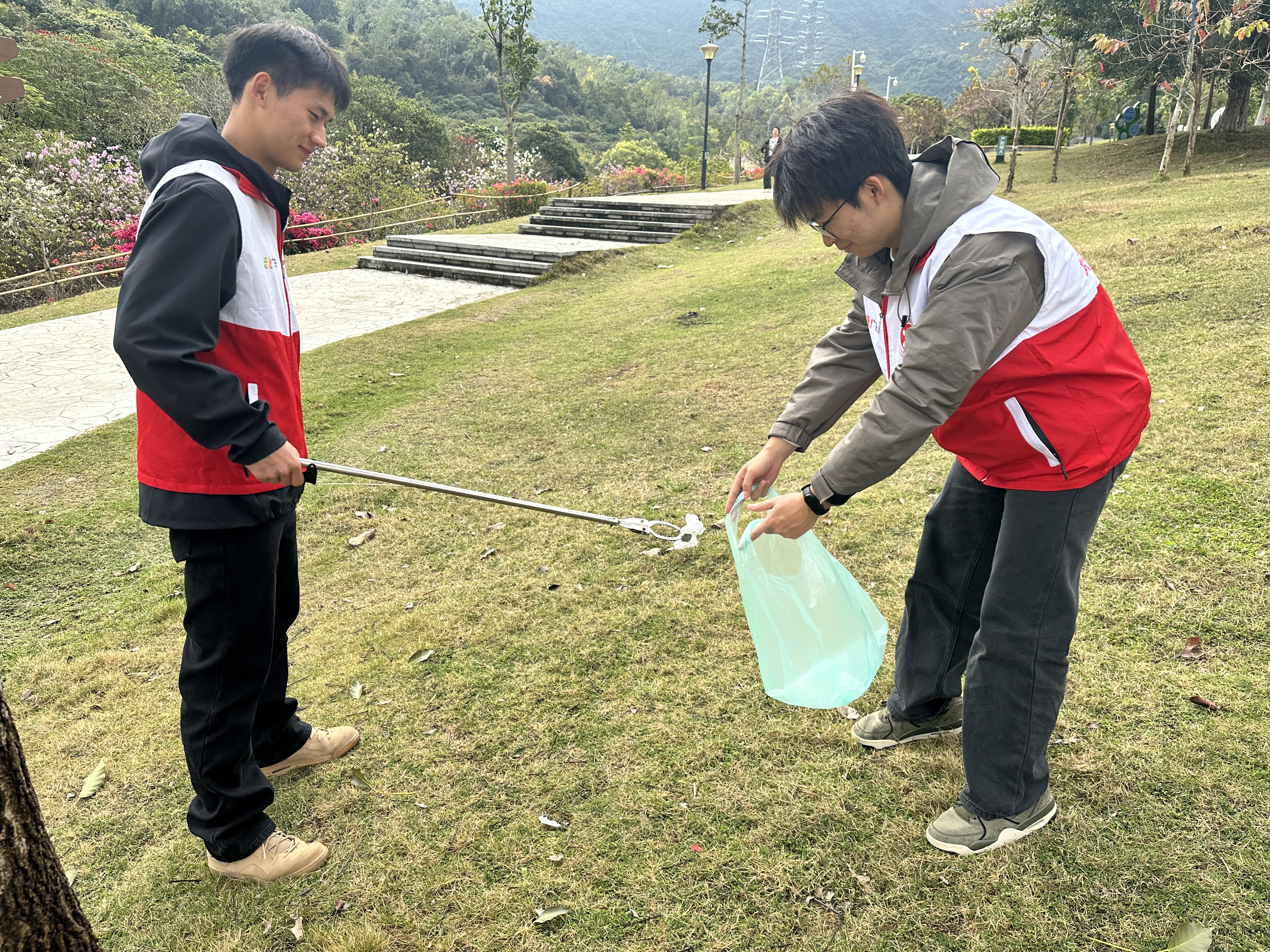 中建科工坪山项目联合街道开展“学雷锋&middot;践APEC理念”志愿服务活动