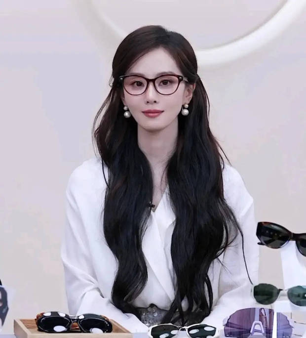 刘诗诗戴红框眼镜知性灵动。
