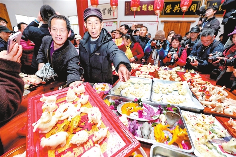 村民将自己参赛的灯粑放在桌子上。