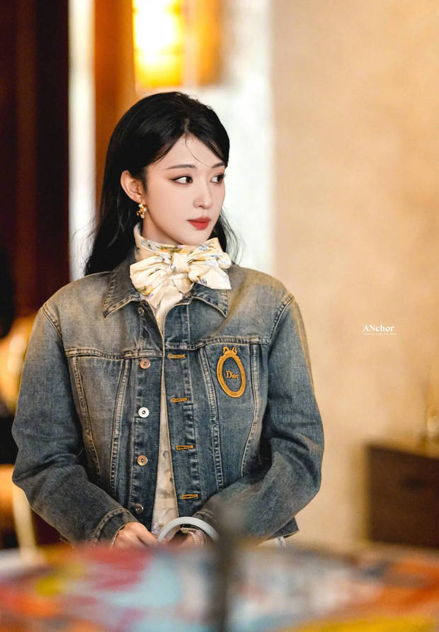 搜狐娱乐讯 2日，王楚然巴黎时装周美图释出。图中，她身着牛仔外套与碎花裙，侧头回眸，尽显灵动又甜美的少女感。