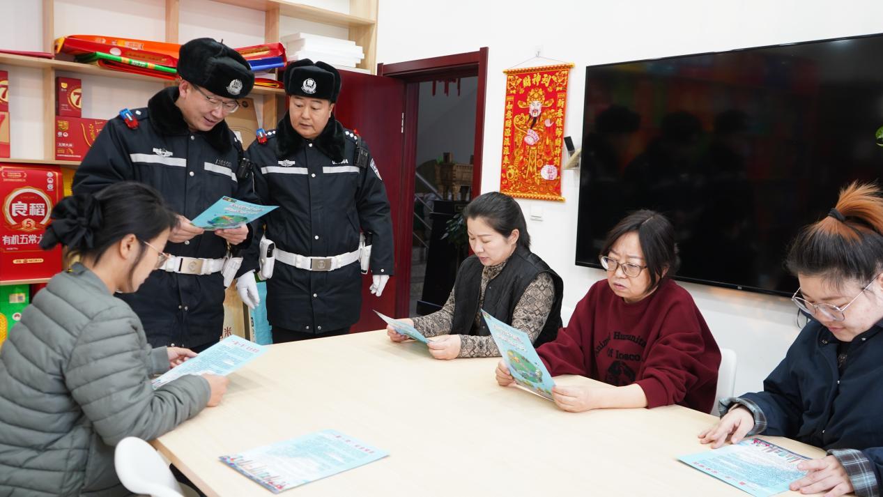 五常市公安局民警向群众发放安全倡议书