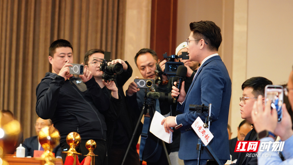 媒体记者也是被记录的对象。