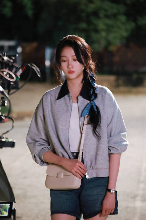 搜狐娱乐讯 1日,工作室分享了一组关晓彤剧照。图中,她侧编发系蓝丝带,神情沉静,充满青春感。