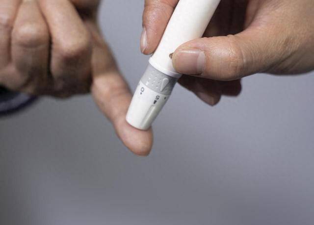 千万别戒糖，医生研究发现：吃甜食，老人会更健康？是真的假的