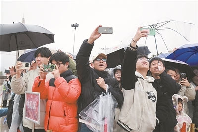 市民游客纷纷记录下升国旗的庄严时刻