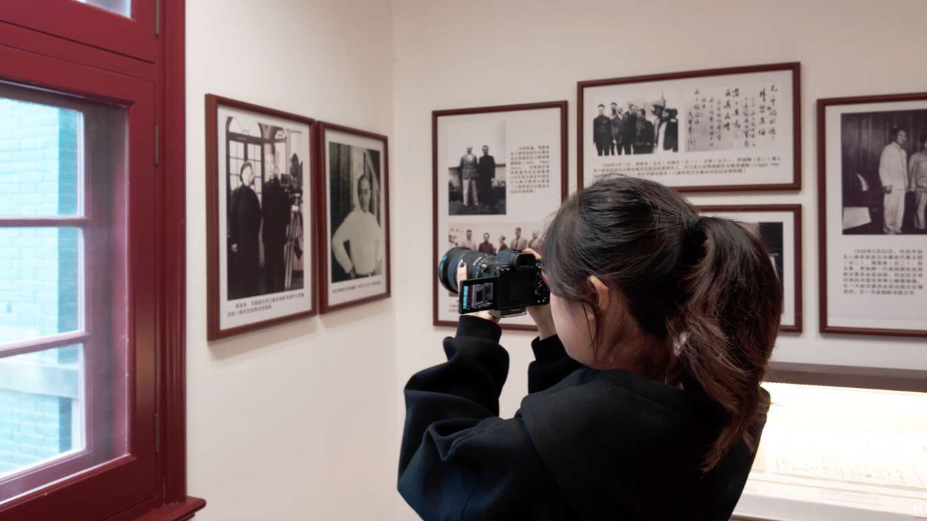 张嘉静在武汉大学周恩来旧居拍摄。刘蓓蓓 供图