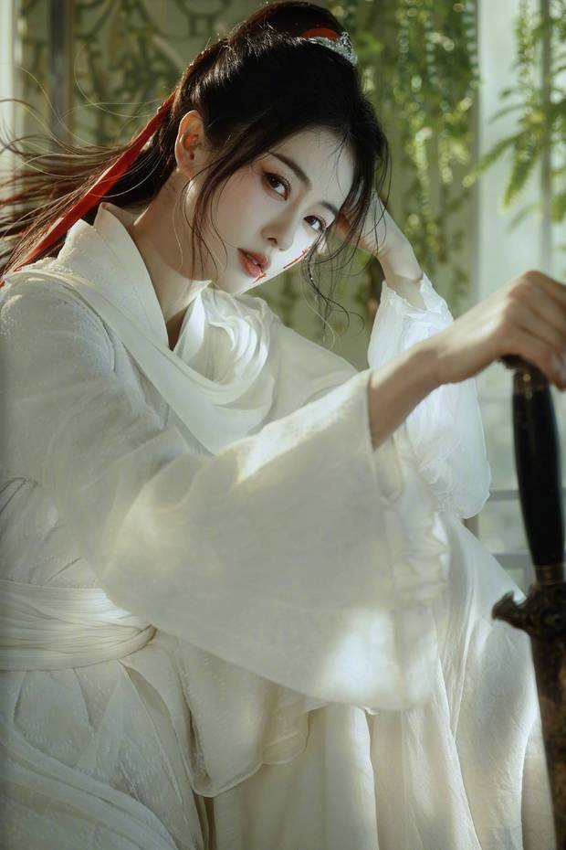 白鹿一手扶额一手握剑，尽显侠骨柔情。