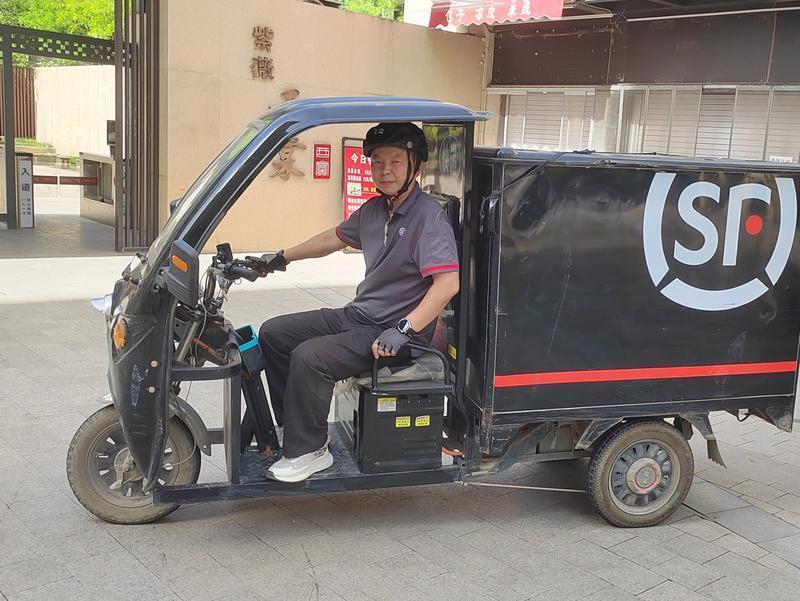 暖“心”闻:他是奔跑在古城街巷的“雷锋”快递员
