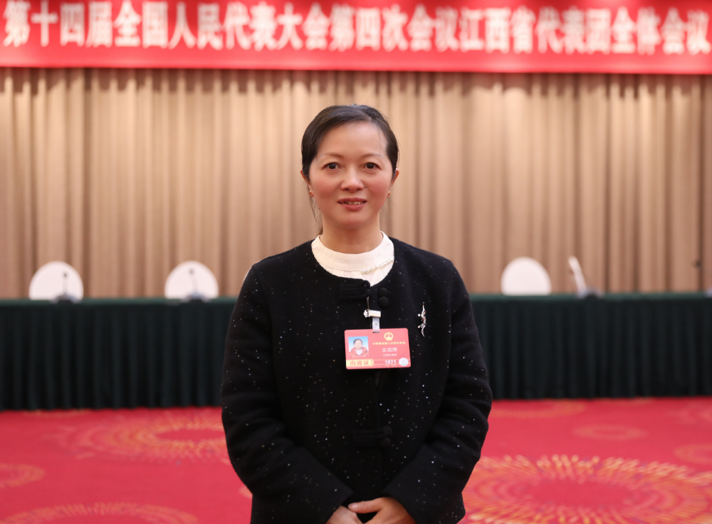 全国人大代表、江西贯胜鞋业有限公司职工王花萍（史玉琨 摄）