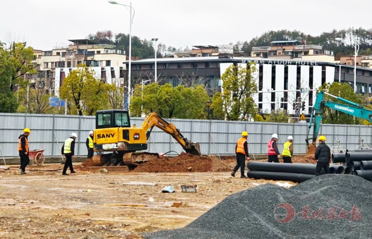 施工人员正在有序推进项目建设。