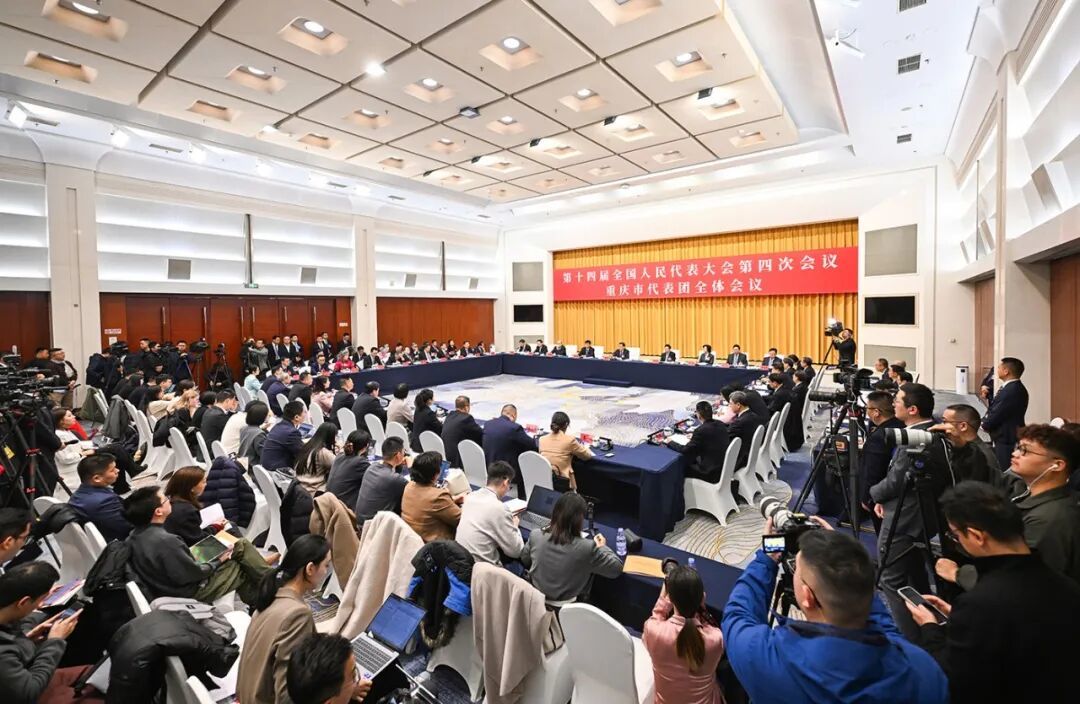 3月6日上午,十四届全国人大四次会议重庆代表团举行开放团组会议。记者 龙帆 摄/视觉重庆