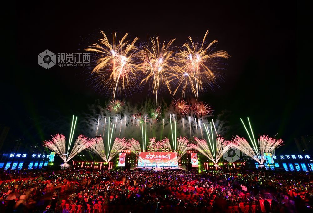 江西万载：焰火晚会闹元宵（图）