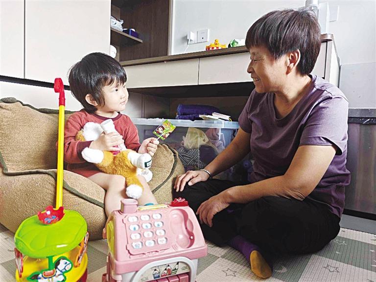 育儿嫂张阿姨入户带娃