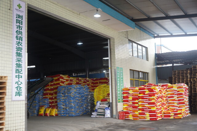 (2月27日,浏阳市供销社农业生产资料有限公司仓库,农资充足。本文图片均为湖南日报记者胡盼盼 摄)