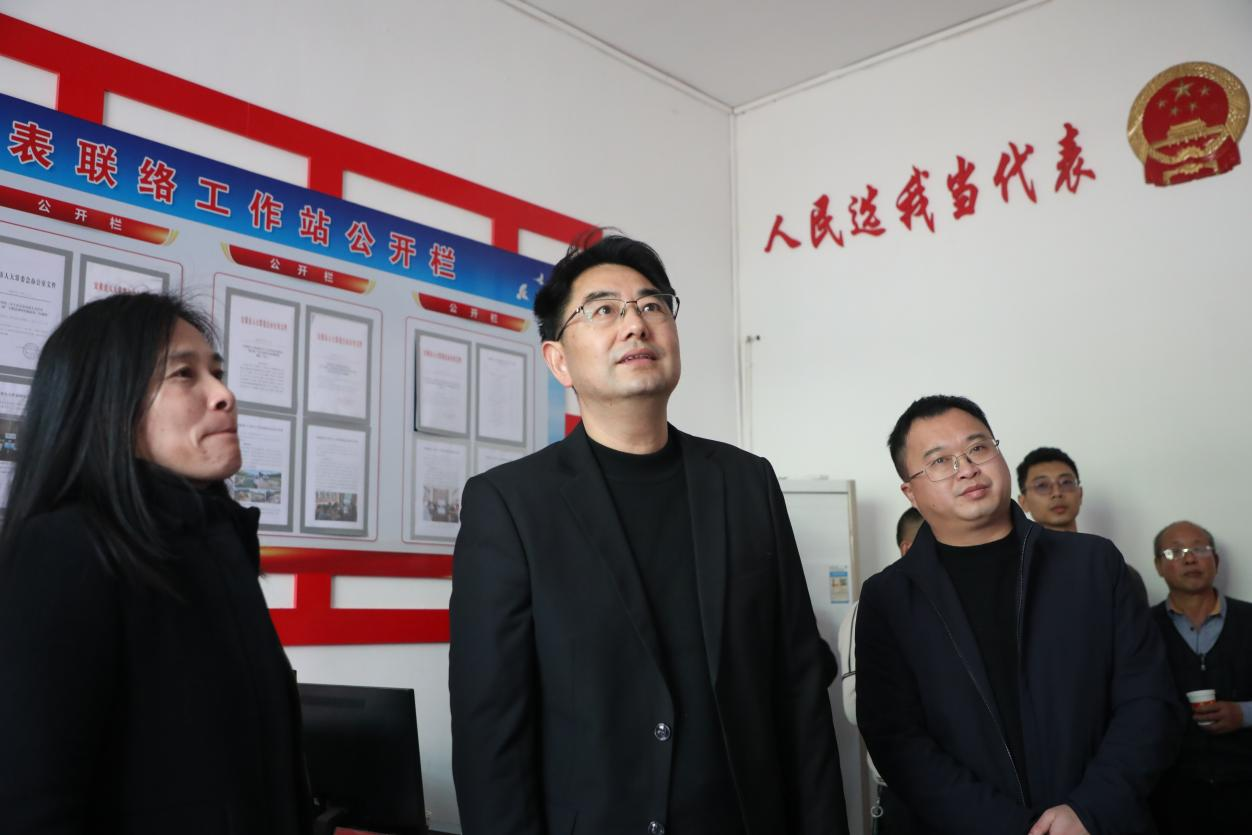 图为宗强（左二）在基层人大代表联络站调研