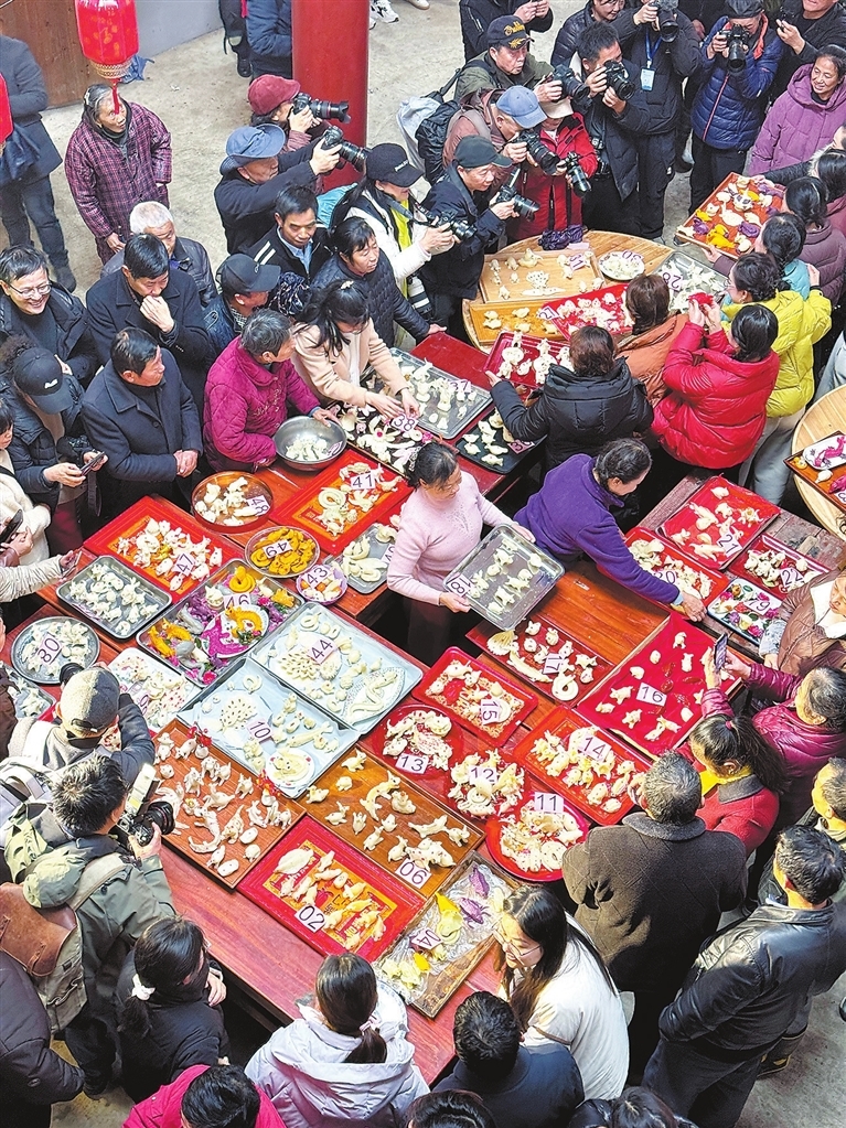 赛灯粑文化节现场人头攒动，热闹非凡。