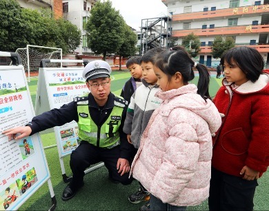 江西分宜：交通安全进校园 上好开学第一课