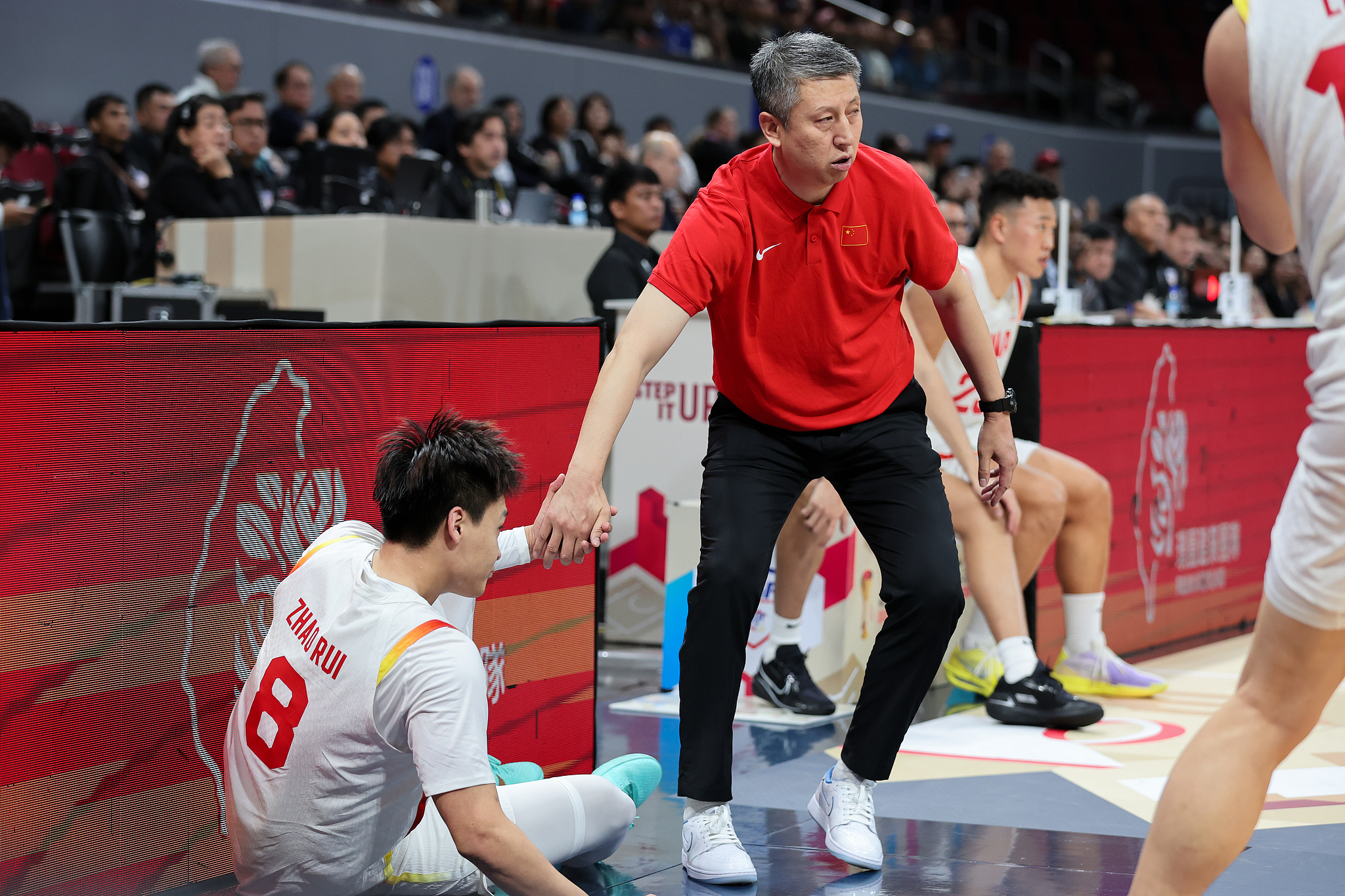 玩的就是心跳，中国男篮连续两场比赛完成10分以上的逆转