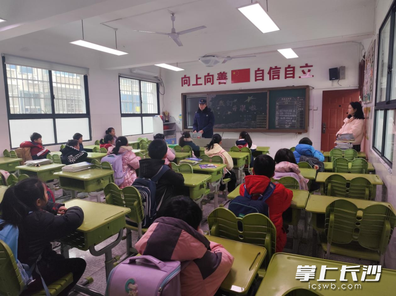 消防员为小学生上消防安全课。 长沙晚报通讯员 徐秋华 摄