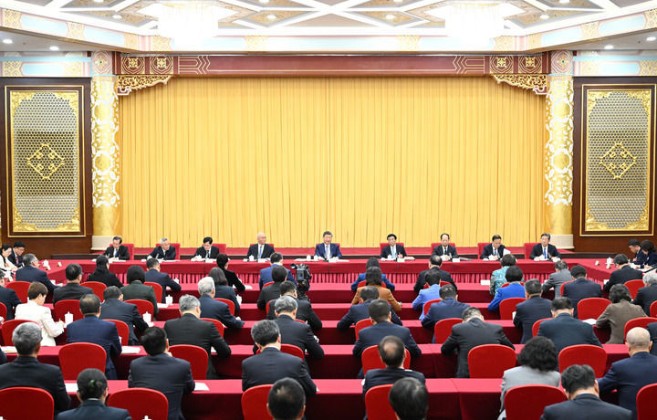 3月6日下午，中共中央总书记、国家主席、中央军委主席习近平看望参加全国政协十四届四次会议的农工党、九三学社、医药卫生界、社会福利和社会保障界委员，并参加联组会，听取意见和建议。中共中央政治局常委、全国政协主席王沪宁，中共中央政治局常委、中央办公厅主任蔡奇参加看望和讨论。新华社记者 李响 摄