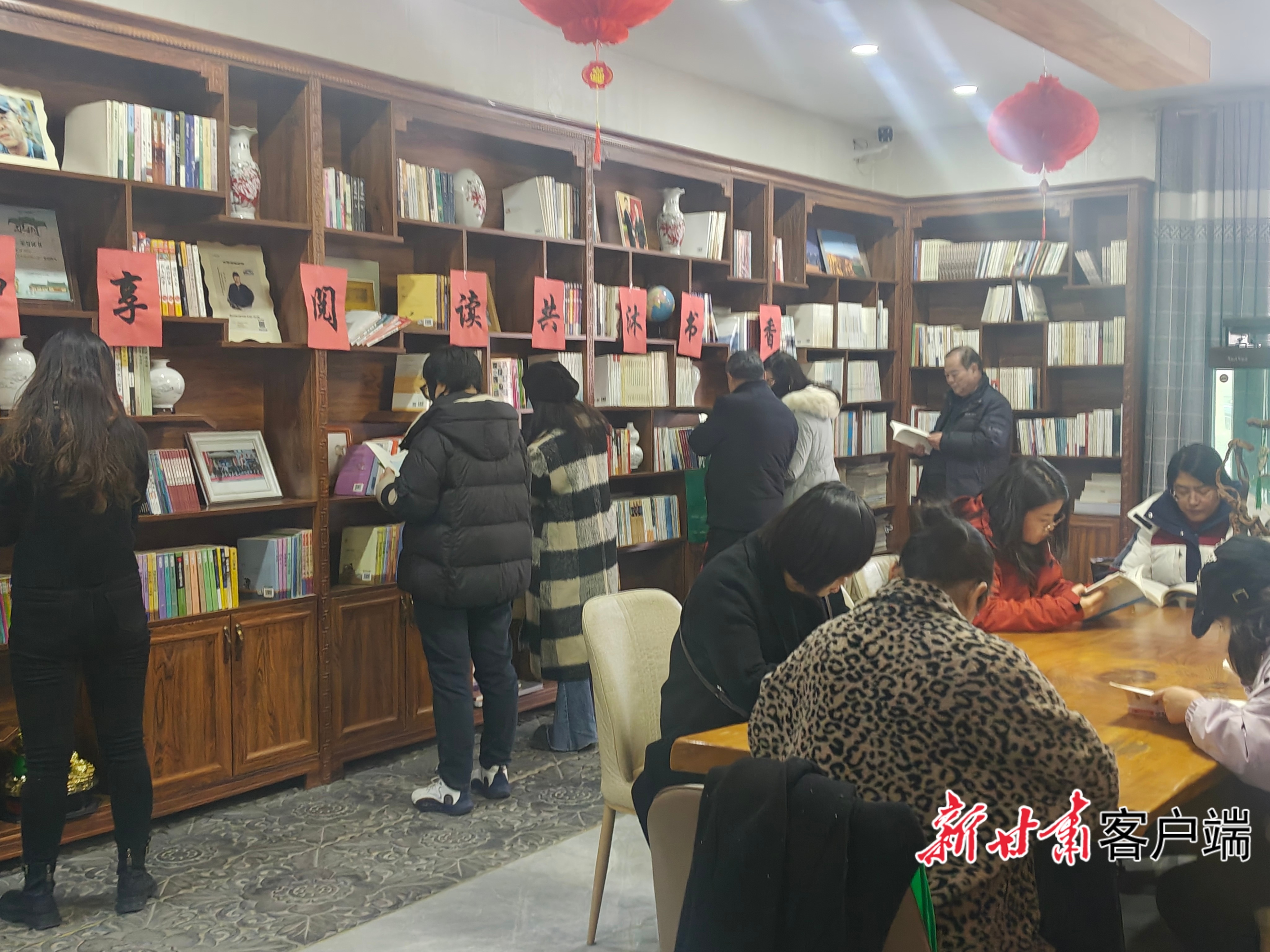 世界读书日，甘肃金鲤鱼文化发展有限公司和白银区工农路街道福宁路社区共同举办阅读活动。（资料图）