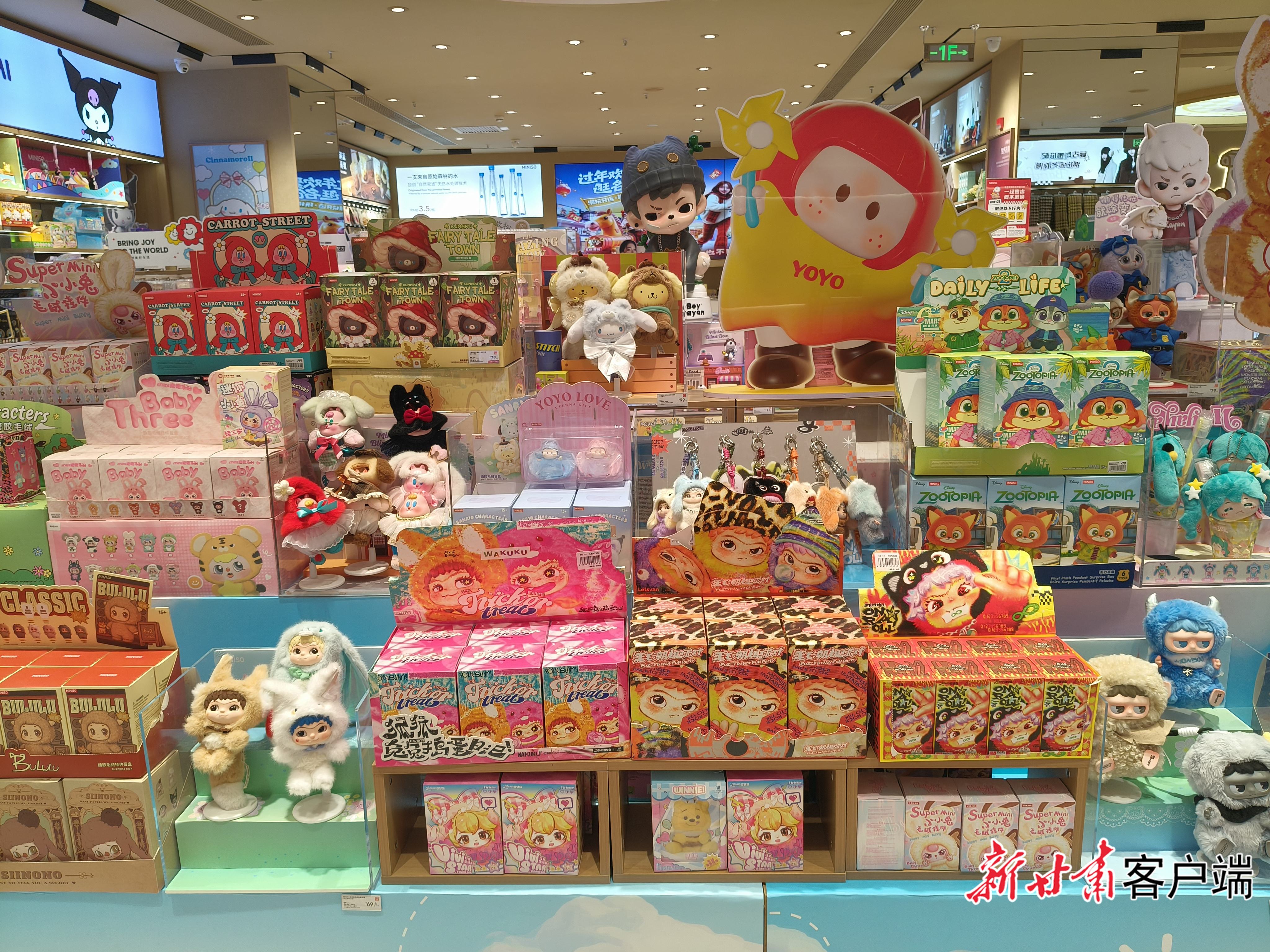 商场内摆放着整齐的各类盲盒