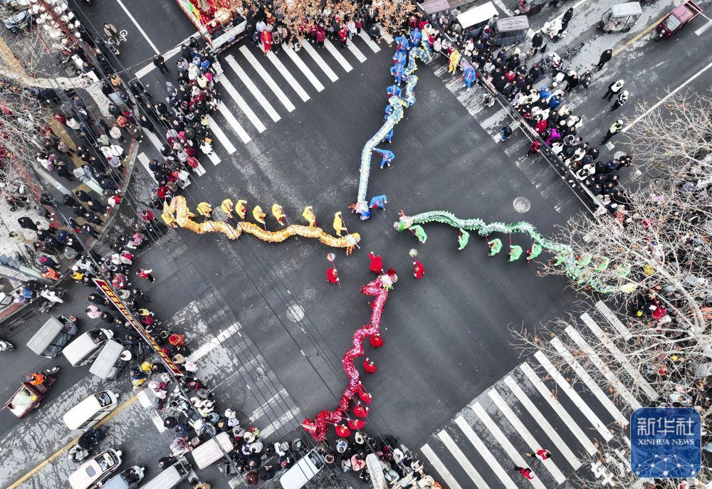 3月2日，游客在河南省济源市济水街道观看舞龙表演（无人机照片）。新华社发（苗秋闹　摄）