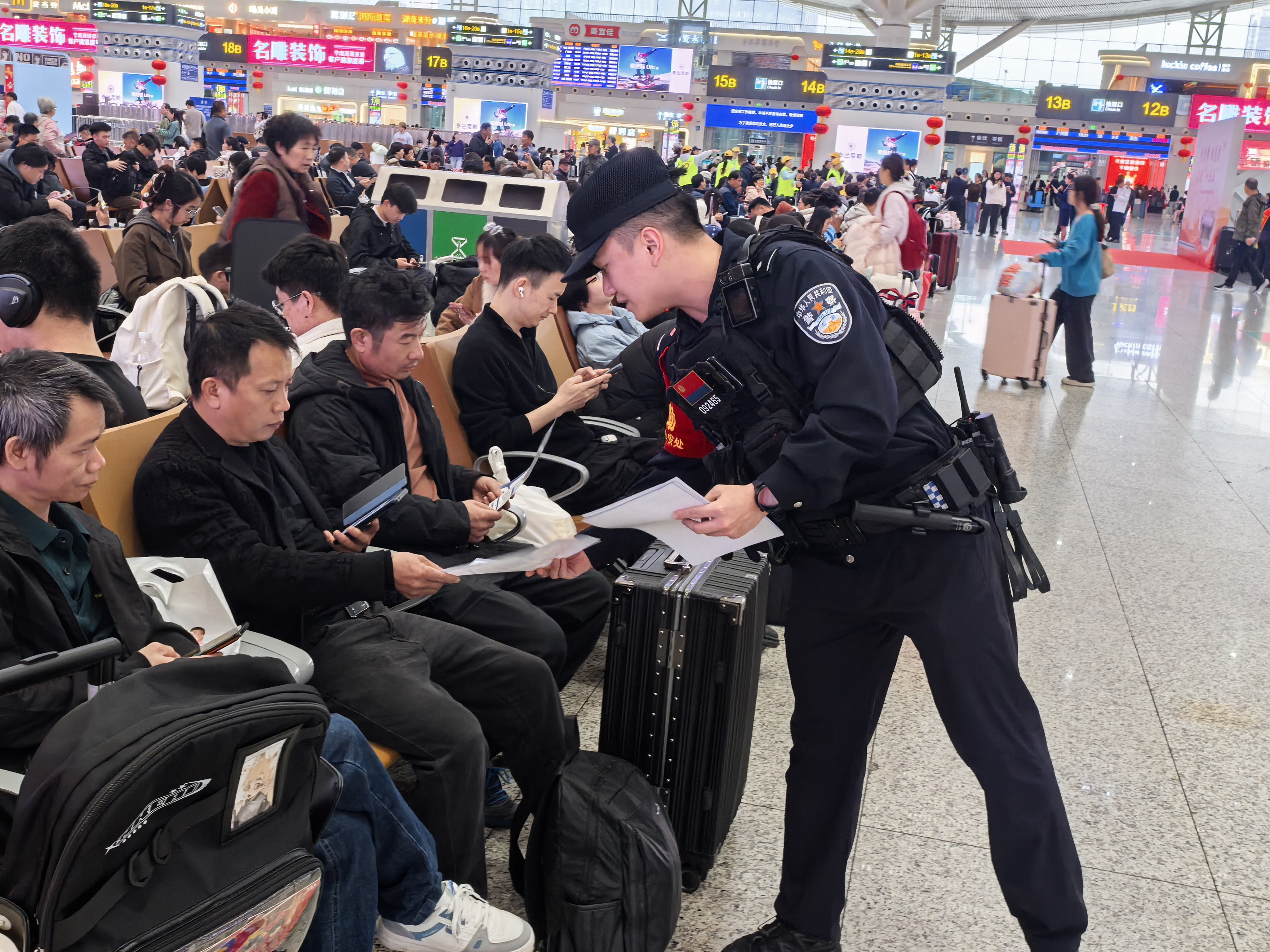 “雷锋精神”薪火传 全国岗位学雷锋标兵集体深圳铁路 “迎春花”服务队在行动