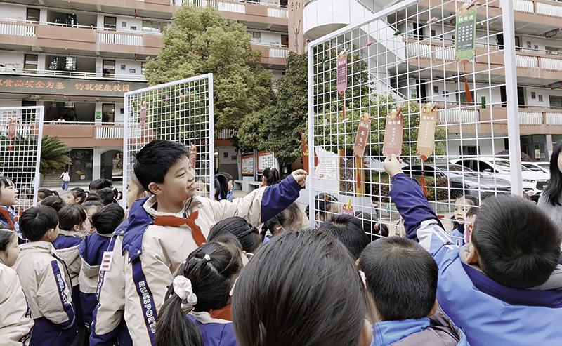 ▲南昌市东湖小学教育集团东湖校区开展猜灯谜活动,学生们积极参与,在欢声笑语中感受传统节日魅力。