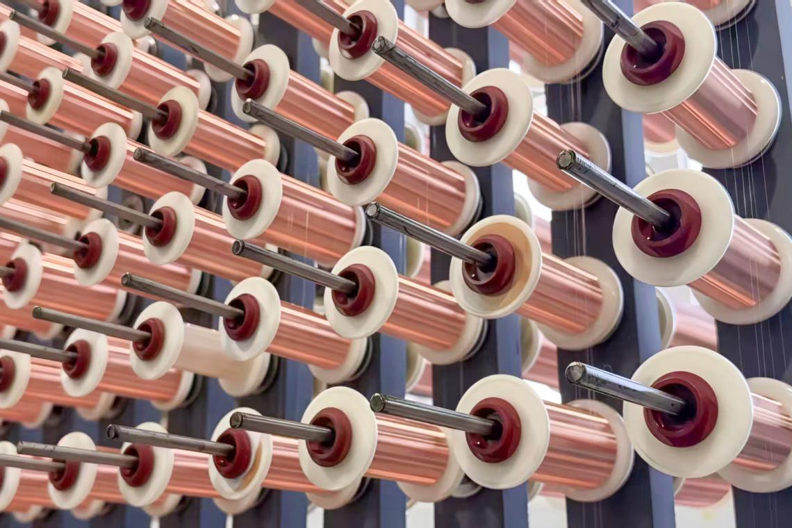 (细如发丝的金属丝顺着丝轴飞速缠绕)