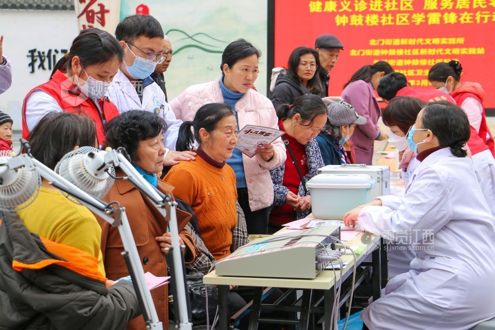2026年3月5日，医护人员为居民开展健康咨询。