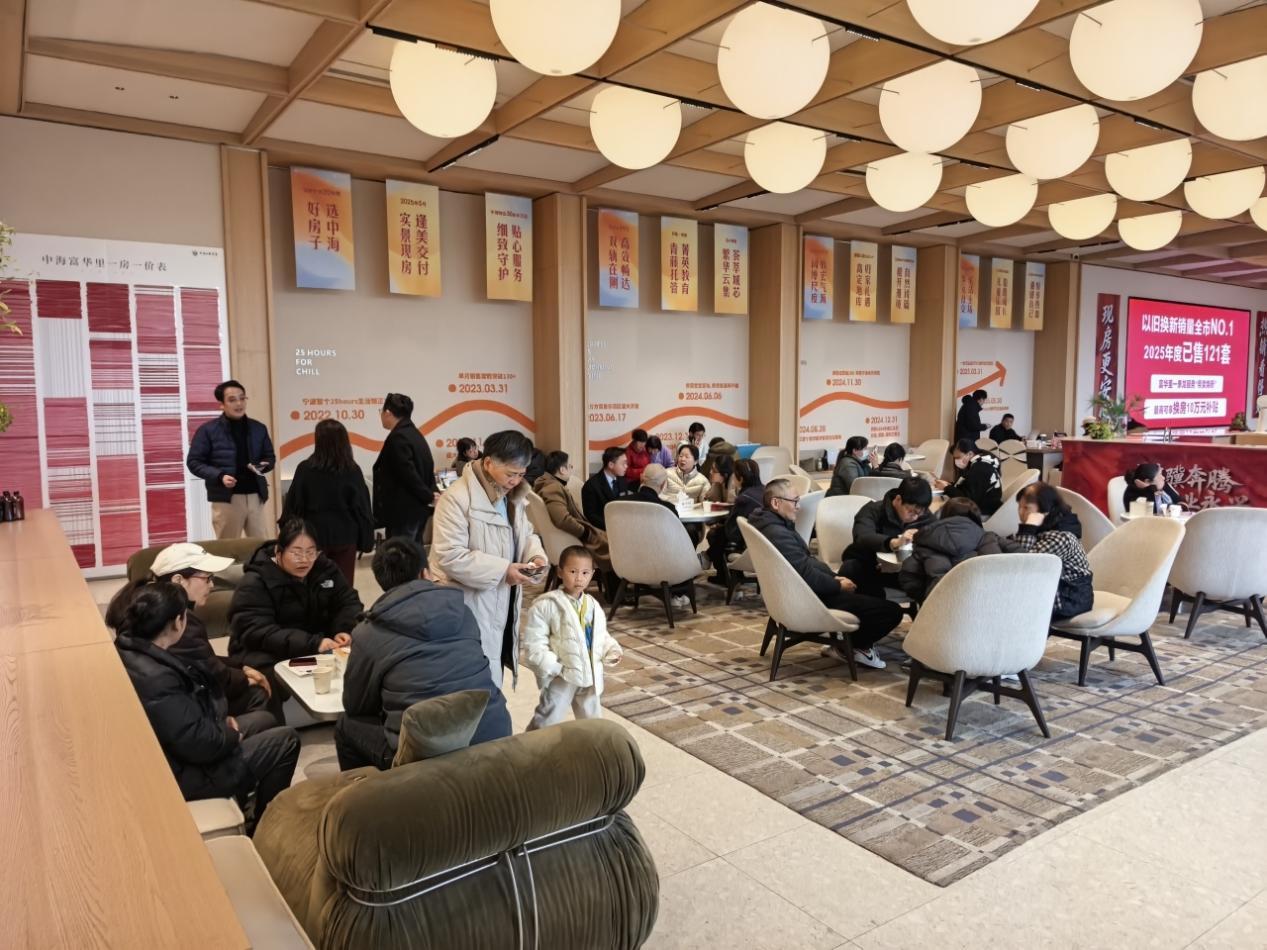 江北某售楼处，前来咨询“以旧换新”活动的市民络绎不绝