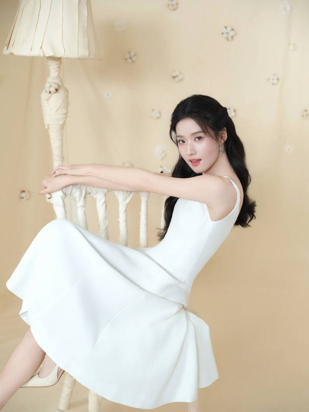 卢昱晓手持花枝。