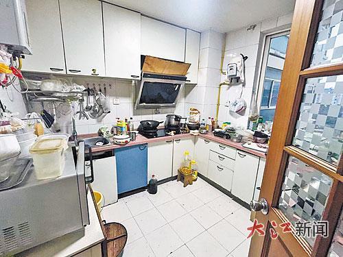 杨修明家里厨房适老化改造前显得比较杂乱。