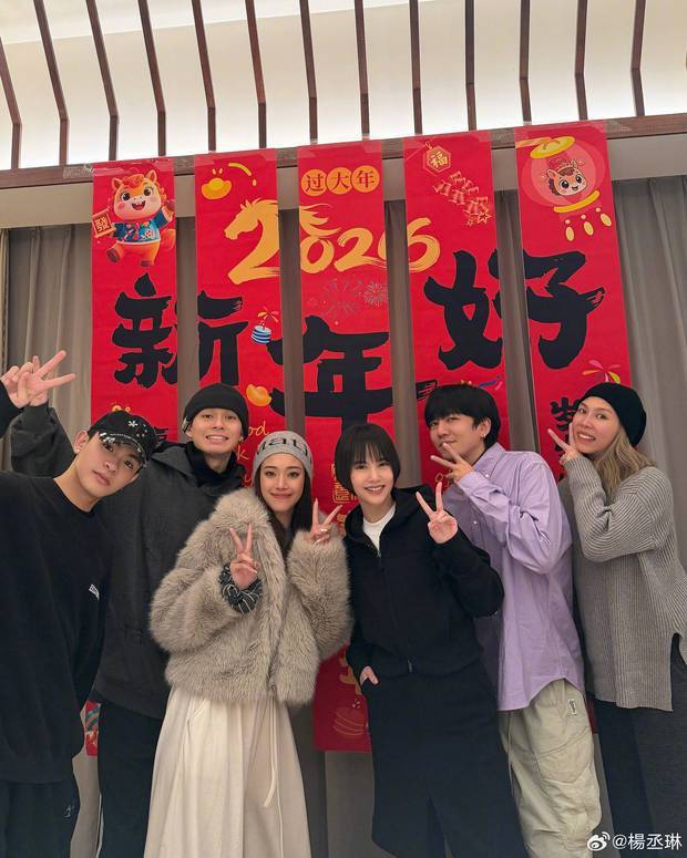 杨丞琳与友人合影。