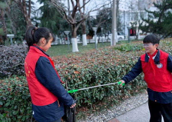 党员引领学雷锋 队员护河传美德——合肥市四河小学开展“我爱我家 我爱合肥 礼让文明”学雷锋志愿服务活动