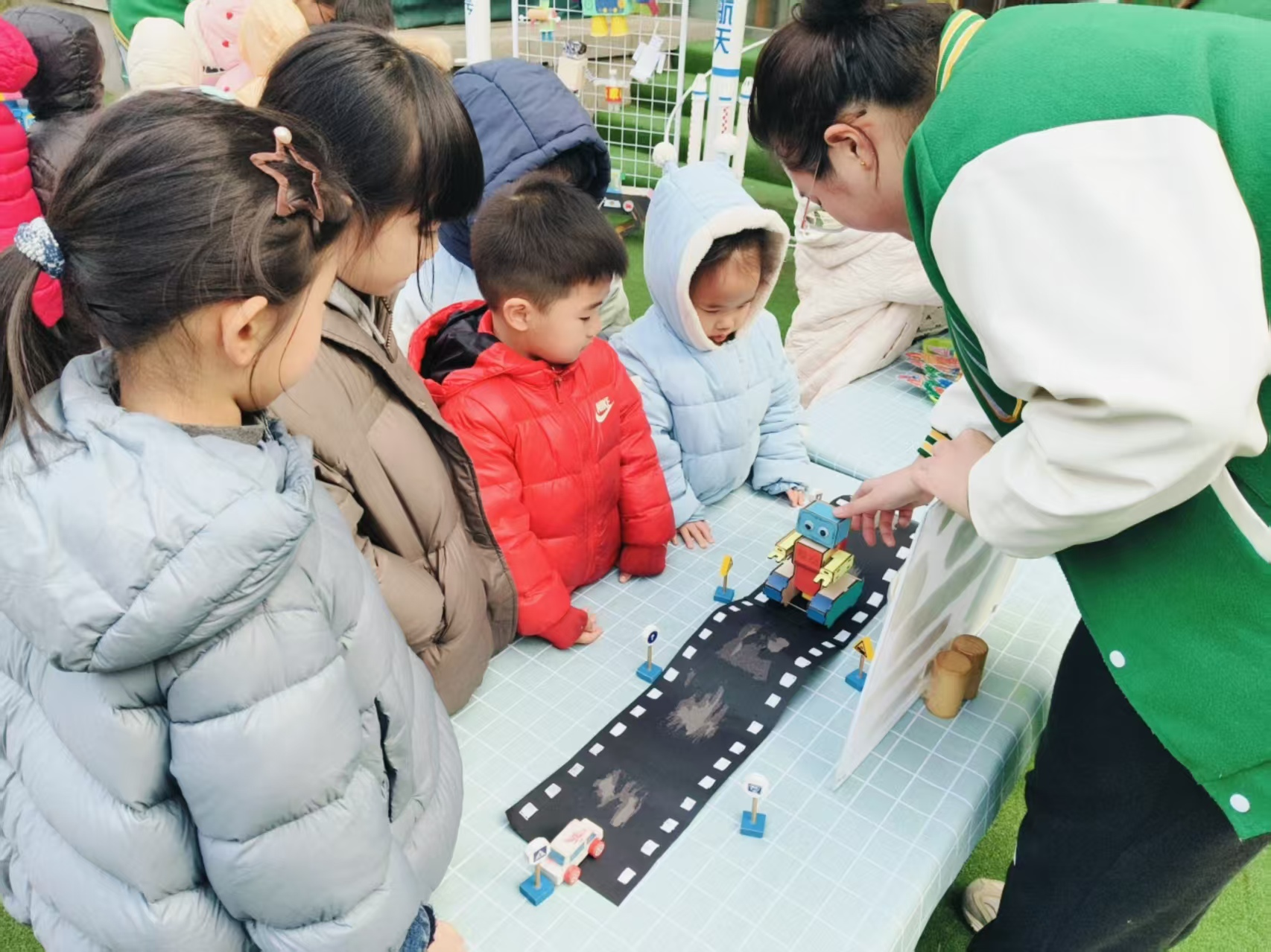 点燃科技梦、一起向未来——青岛市市北区宝应路幼儿园福东分园“科技潮范”开学典礼惊艳启幕