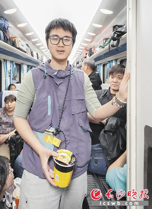 25岁的小温是湖南湘乡人，他硕士毕业，准备在广东入职一家AI企业。