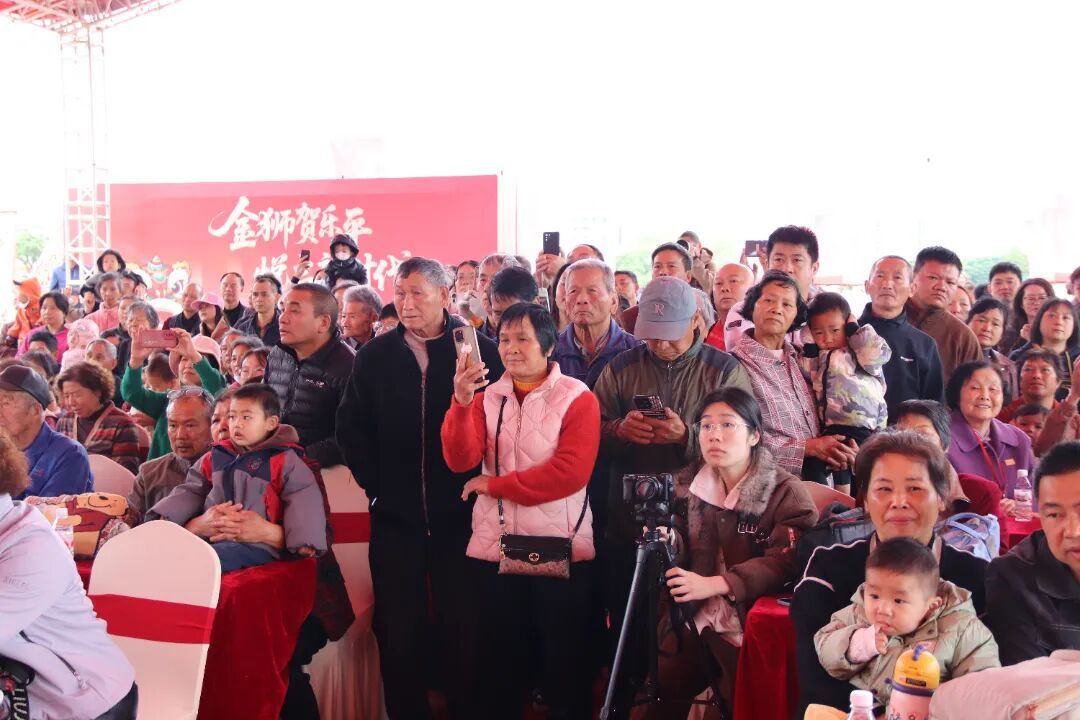 乐平镇第三届“鸿楷H16杯”新春狮王争霸赛现场醒狮腾跃、锣鼓喧天，吸引众多市民群众