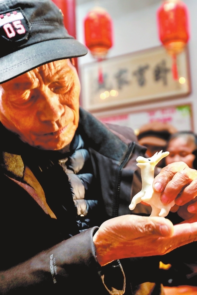 灯粑“大师”现场献艺。