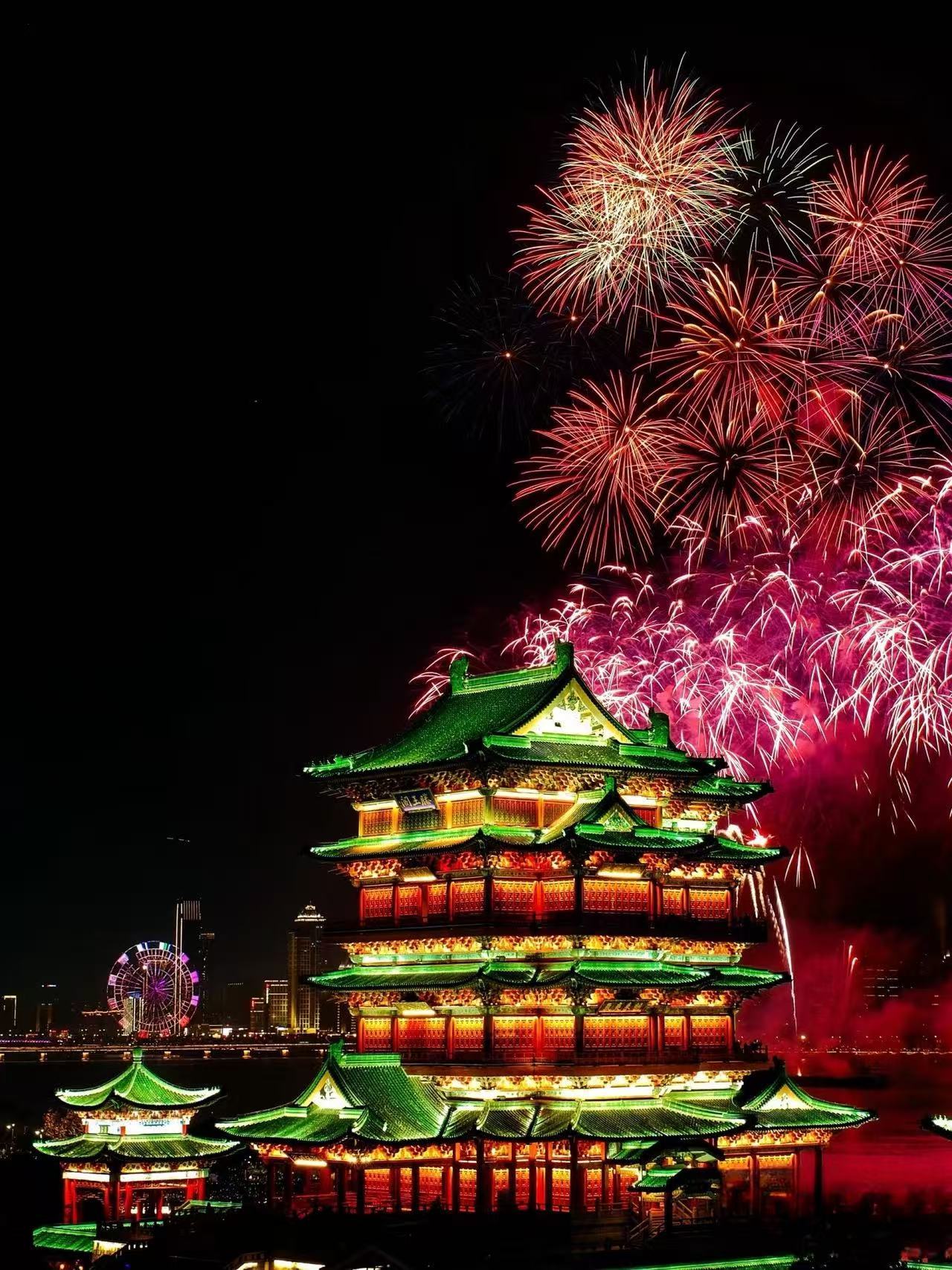 2026南昌迎春烟花晚会，滕王阁与绚丽多彩的烟花同框。 江西省文化和旅游厅 图