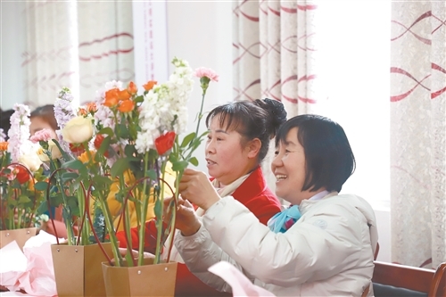 3月5日，安远县城南社区新时代文明实践站开展“巾帼绽芳华&middot;花艺润心田”插花活动，喜迎“三八”国际妇女节。 本报全媒体记者 杨文斌摄