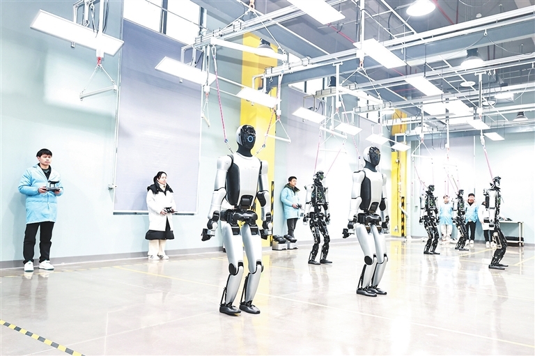 日前，位于鄱阳湖生态科技城的优必选人形机器人数采及智造基地项目车间内，人形机器人生产安装和数据采集工作正有序推进。预计今年，教育机器人、服务机器人及人形机器人等生产线将全面达产，年度出货量、营收及税收将进一步提升。（张 宙 九江日报记者 张 驰 摄）