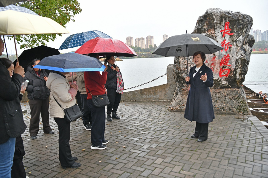 钟敏在长征渡口讲述红色故事。