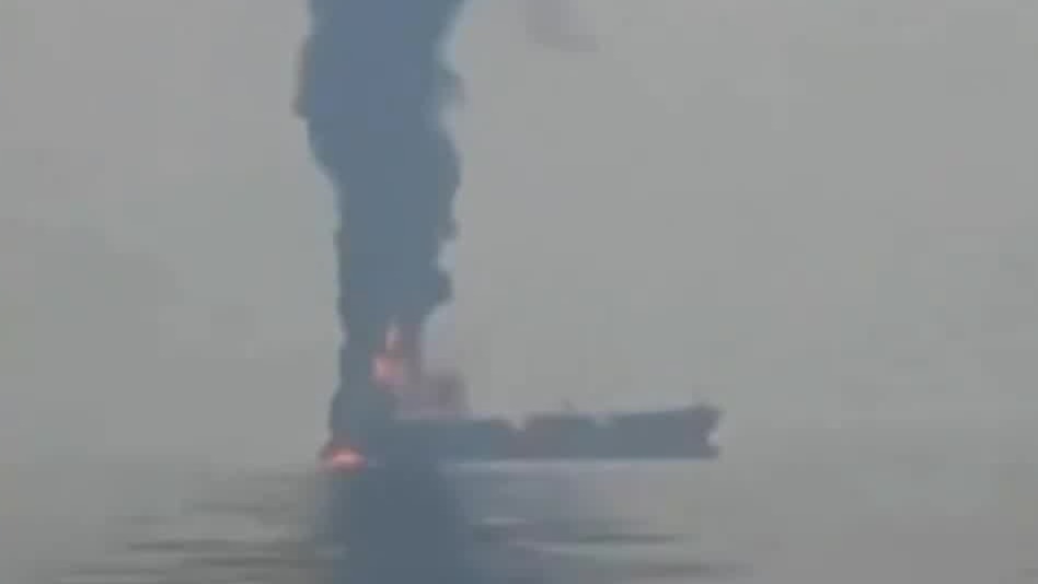 一油轮经霍尔木兹海峡遭袭，正在沉没