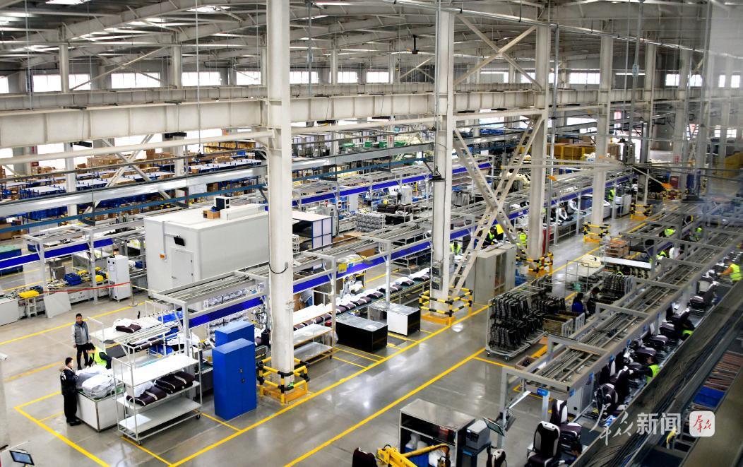 延锋座椅西安基地生产一线。 资料图片