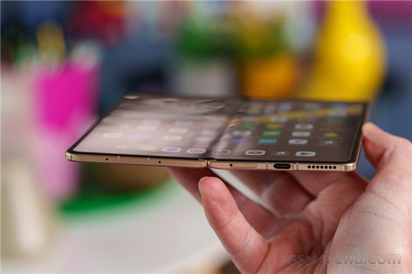 荣耀Magic V6真机图赏：全球最轻薄大折叠 老外被震撼到了